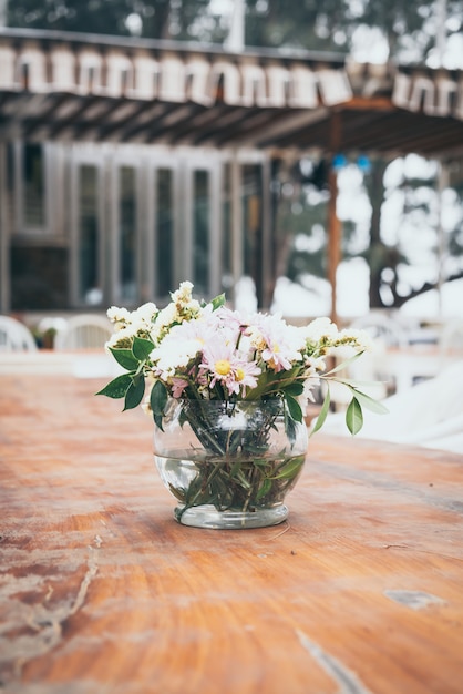 bloemen in vaasdecoratie op tafel