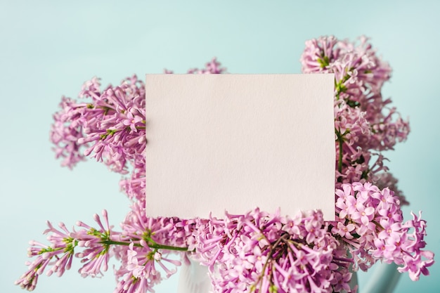 Bloemen lente achtergrond met lila mooie bloemen compositie en een plek voor tekst