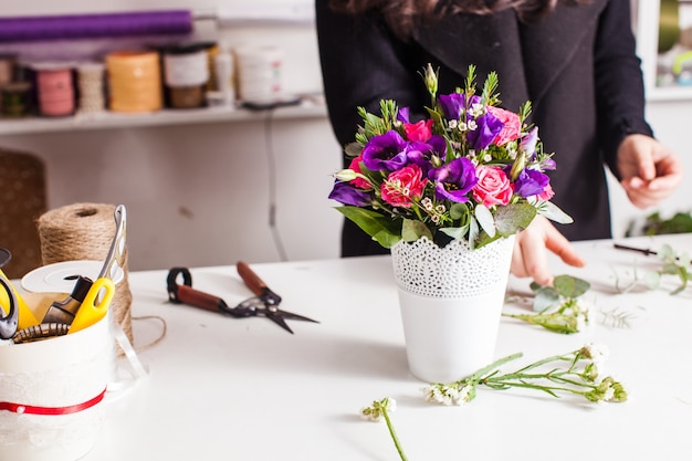 Bloemen marktplaats. Verschillende decoratie voor boeketten is op de tafel floristische winkel, ikebana