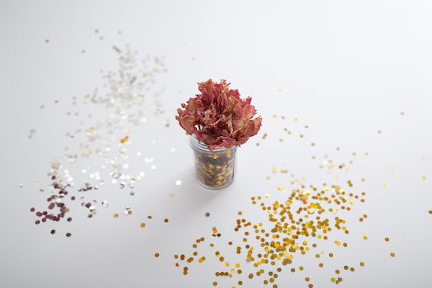 Bloemen met heldere glitter pailletten op een witte achtergrond