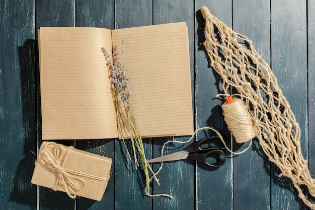 Foto bloemen met lege vintage laptop voor uw ontwerp