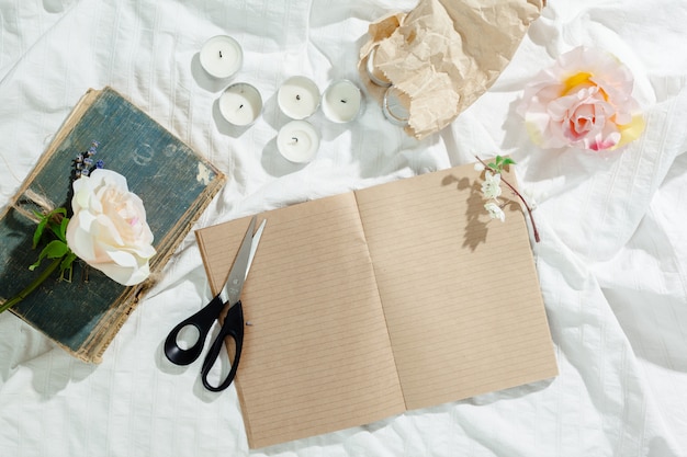 bloemen met lege vintage notebook voor uw ontwerp