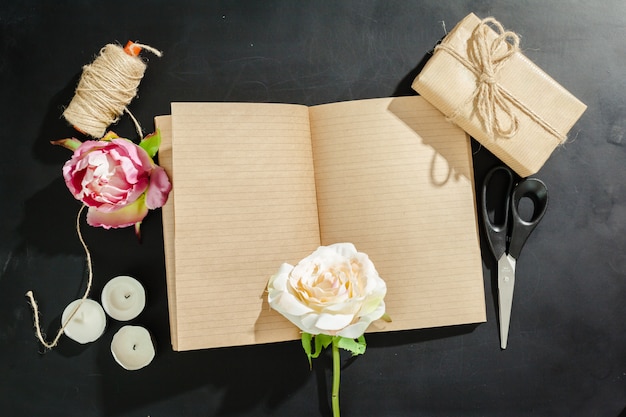 bloemen met lege vintage notebook