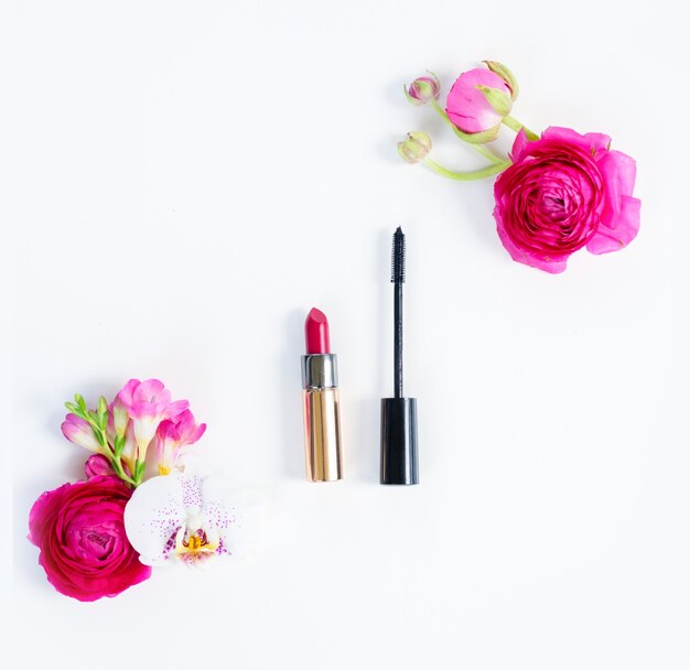 Bloemen met lippenstift en mascara