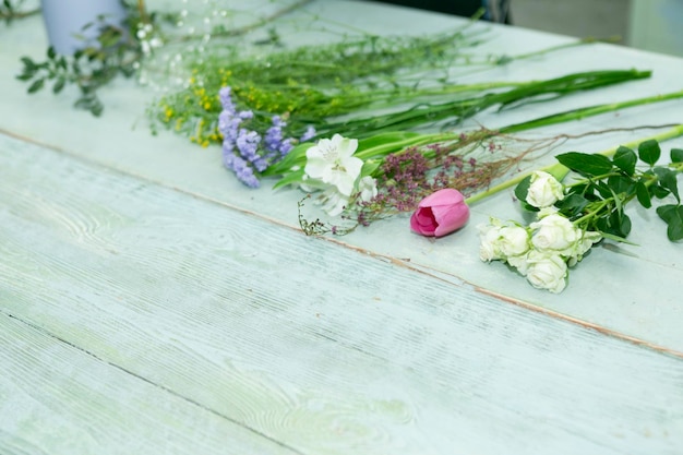 Foto bloemen op een houten tafel