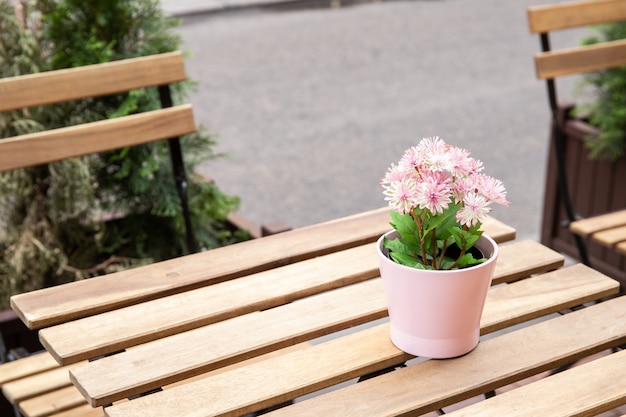 Bloemen op een houten tafel