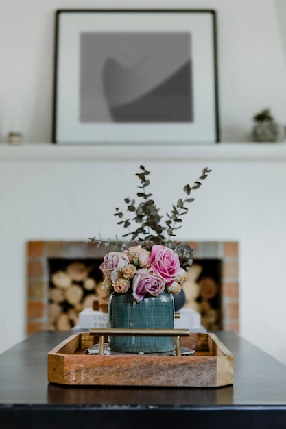 Bloemen op een tafel bij het brandhout