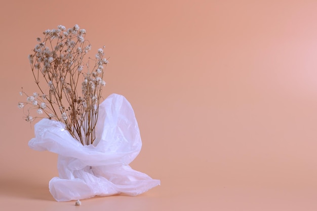 Bloemen op een transparante plastic zak. Polyethyleenfilm. Plastic vervuiling en milieuprobleem