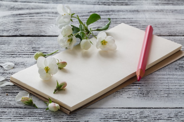 Bloemen op houten muur met kleurpotloden