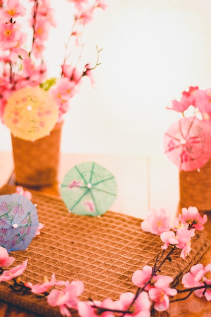 bloemen op houten tafel