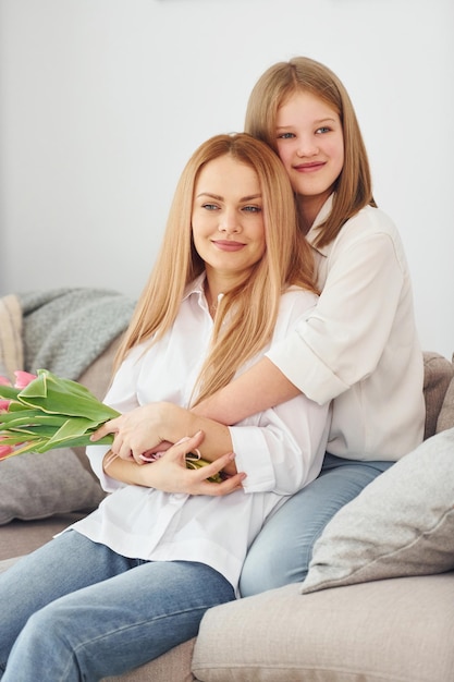 Bloemen op vakantie Jonge moeder met dochter is overdag thuis