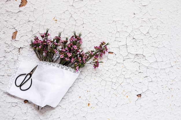 Bloemen op witte achtergrond. Plat leggen, bovenaanzicht