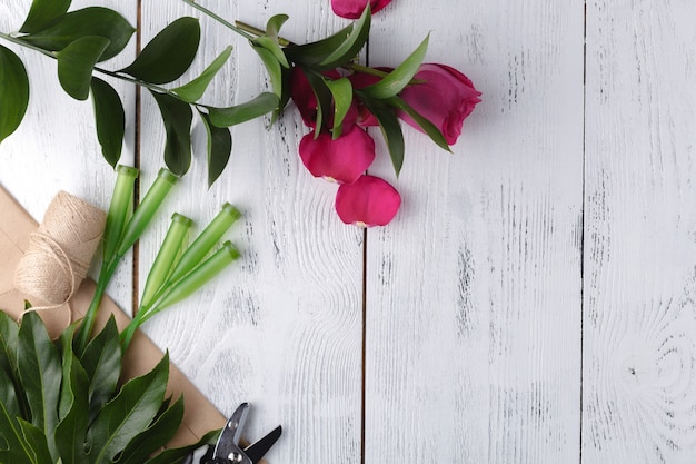 Bloemen op witte houten tafel, maken bloemen decoratie