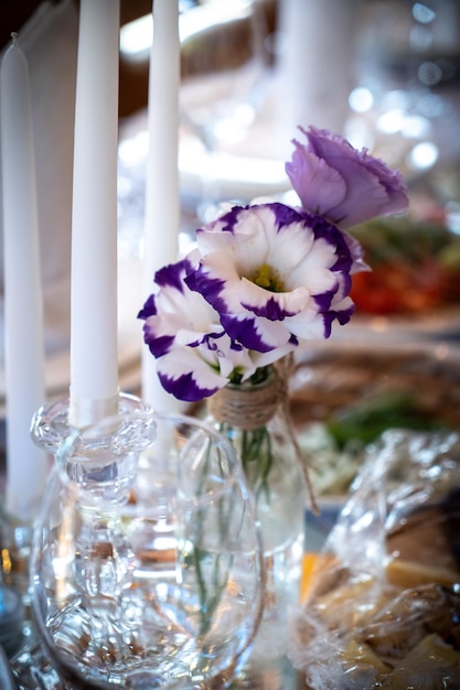 Bloemen restaurant decoratie voor weddind tafel van pasgetrouwden viering