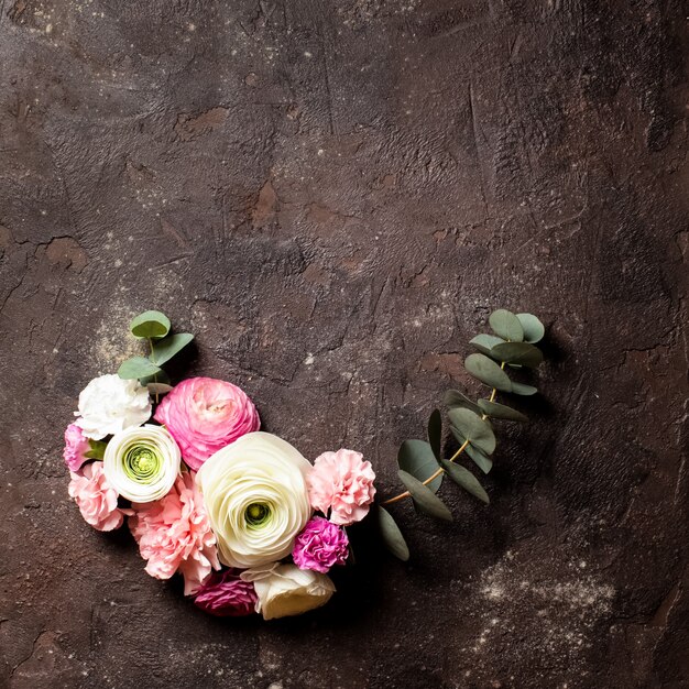 Bloemen rond frame met eucalyptustakken en bladeren, platliggende bloemen, bovenaanzicht met kopieerruimte