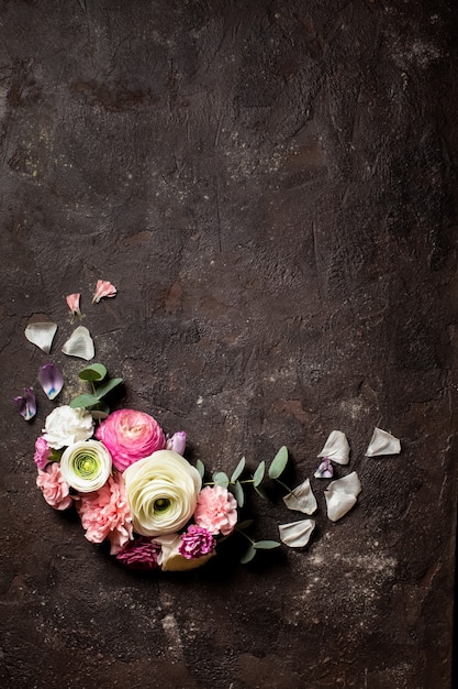 Bloemen rond frame met eucalyptustakken en bladeren, platliggende bloemen, bovenaanzicht met kopieerruimte