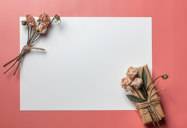 Bloemen samenstelling. werkruimte met klein boeket en cadeau bovenaanzicht, plat gelegd.