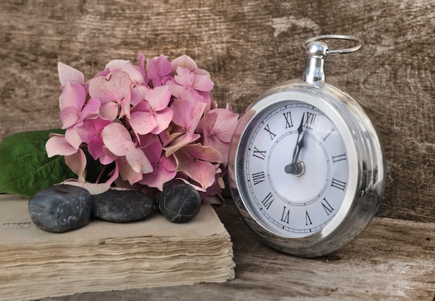 Foto bloemen, stenen en een zakhorloge