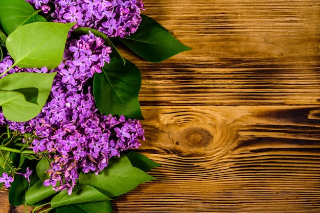 Bloemen van lila plant op een houten ondergrond Bovenaanzicht