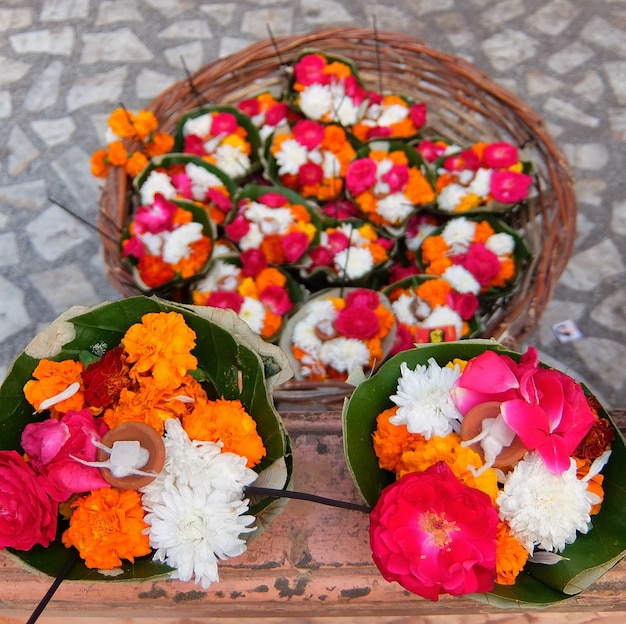 Bloemen voor Ganga Aarti-ceremonie in Parmarth Niketan ashram bij zonsondergang