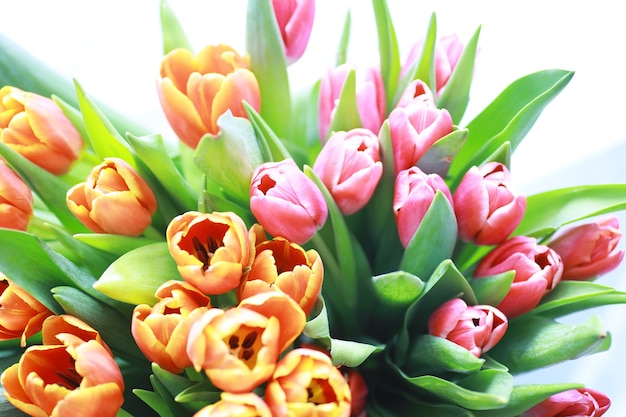 Bloemen, voorjaarsvakantie en woondecoratieconcept - Boeket van mooie tulpen, bloemenachtergrond