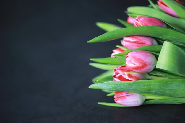 Bloemen, voorjaarsvakantie en woondecoratieconcept - Boeket van mooie tulpen, bloemenachtergrond