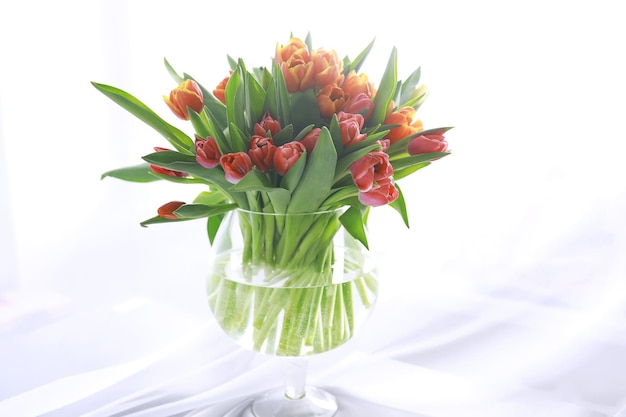 Bloemen, voorjaarsvakantie en woondecoratieconcept - Boeket van mooie tulpen, bloemenachtergrond