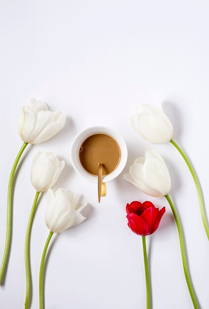 Bloemenachtergrond met rode en witte tulpen en koffie