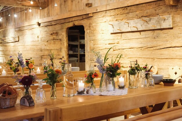 Bloemendecor voor een trouwtafel in een rustiek restaurant