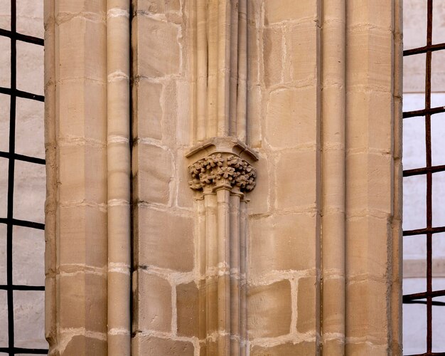 Foto bloemendetail tussen kerkvensters