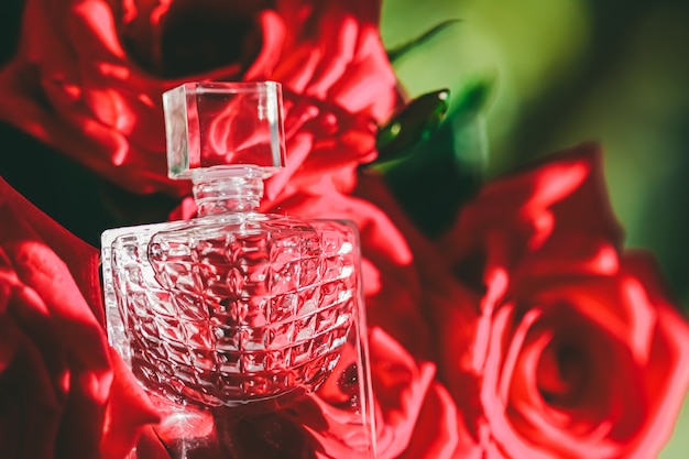 Bloemengeur en bloemenparfumerie als luxe cadeau-schoonheidsflatlay-achtergrond en advertentie voor cosmetische producten