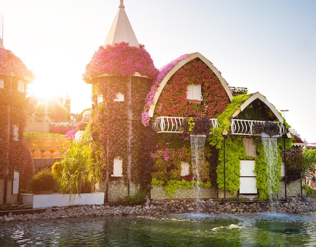 Bloemenhuizen in de Miracle-tuin in het prachtige park van Dubai met veel bloemen en decoratie