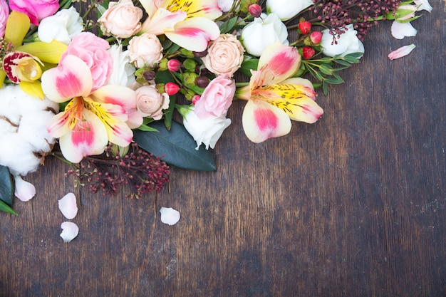 Bloemenlijst op houten oppervlak