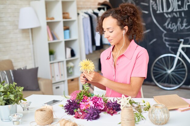 Bloemenontwerper die bloemen schikken