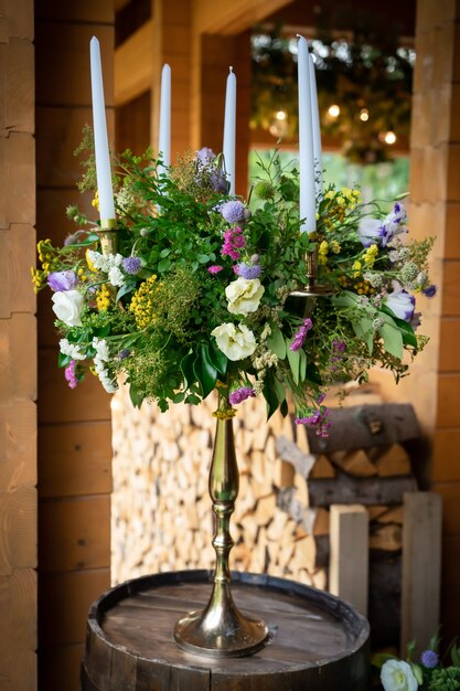 Bloemenrestaurantdecoratie voor de weddindlijst van de jonggehuwdenviering