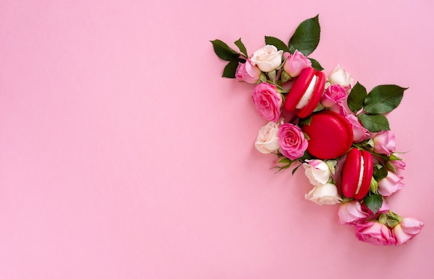 Bloemensamenstelling met een kroon van roze rozen op roze achtergrond. valentijnsdag achtergrond. plat lag, bovenaanzicht.