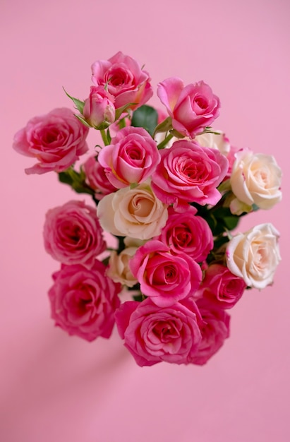 Bloemensamenstelling met roze rozen op roze achtergrond. Valentijnsdag achtergrond. Plat lag, bovenaanzicht.