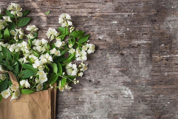 Bloemensamenstelling voor Valentijnsdag, Moederdag of Vrouwendag. Jasmijn Lentebloemen Op oude houten