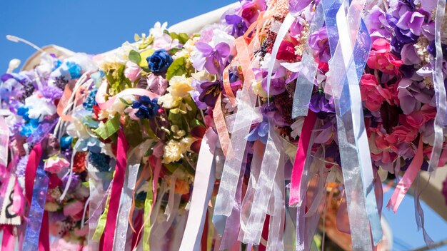 bloemenslingers op een traditionele middeleeuwse ambachtsmarkt in Spanje