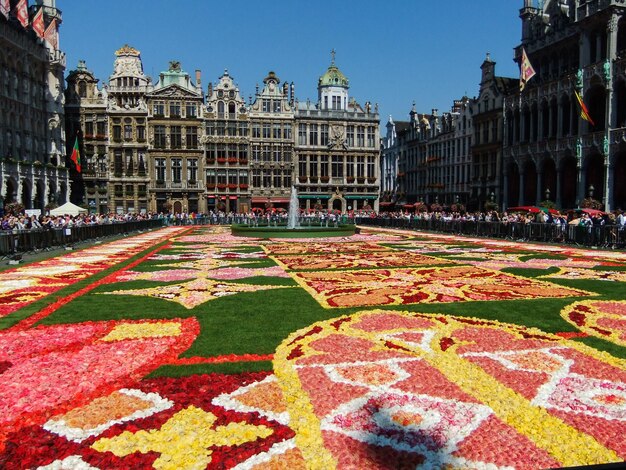 Foto bloementapijt met een grote plaats op de achtergrond