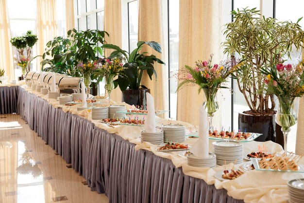 Foto bloemenvaas op tafel thuis