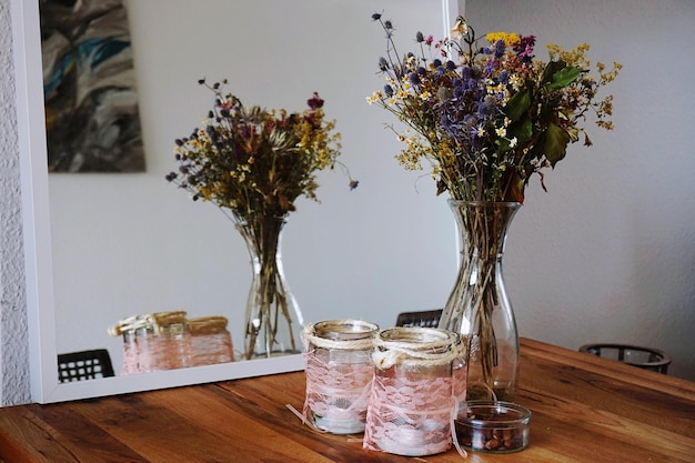 Foto bloemenvaas op tafel.