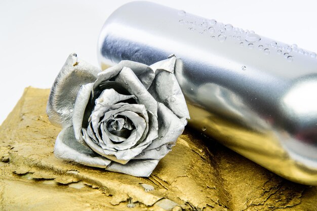 Bloemenwijn Metalen bloem in stalen zilveren fles Smeden en beeldhouwen Zilvermetaal Romantische date Verjaardagscadeau Zilveren mode Alcoholdrank Luxe wijn Metallic zilverkleur Wijnmakerijconcept