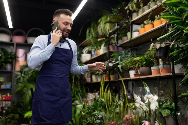 bloemenwinkel medewerker praten aan de telefoon.