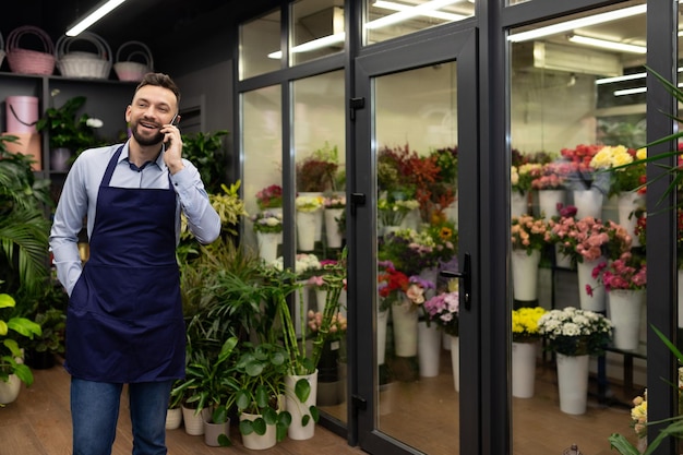 Bloemenwinkelmanager neemt telefonische bestellingen op