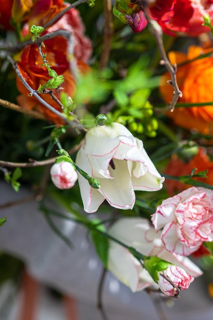 Bloemige compositie met seizoensbloemen