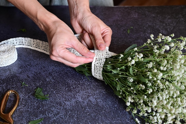 Bloemist aan het werk Hoe maak je een trouwkrans van gypsophila paniculata stap voor stap zelfstudie