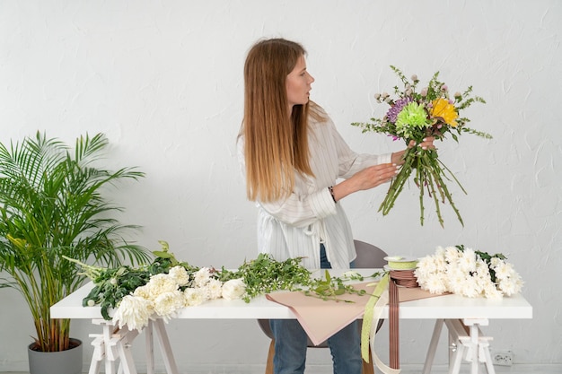 Bloemist aan het werk Opleiding masterclass bloemisterij cursussen