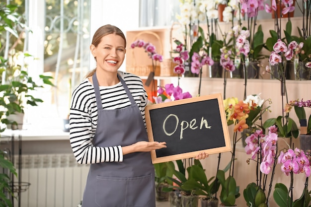 Bloemist bedrijf bord met tekst OPEN in winkel