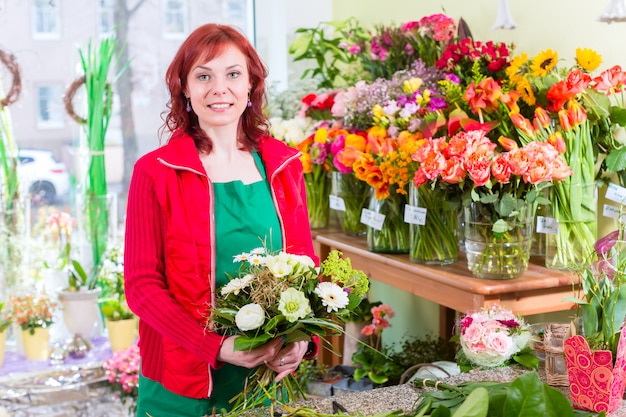 Bloemist bindende bloembos in winkel